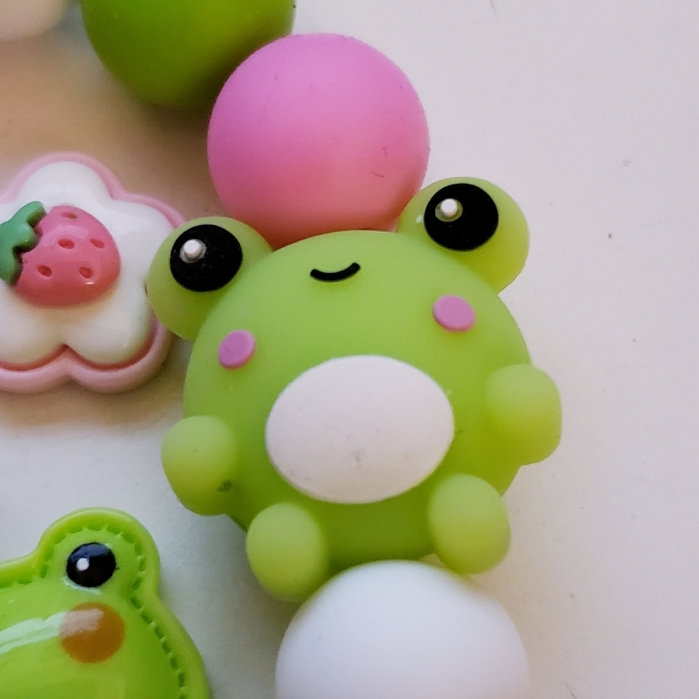 Handmade Silicone Focal Beaded Kawaii Frog Wristlet Keychain 🐸 - Picture 3 of 5